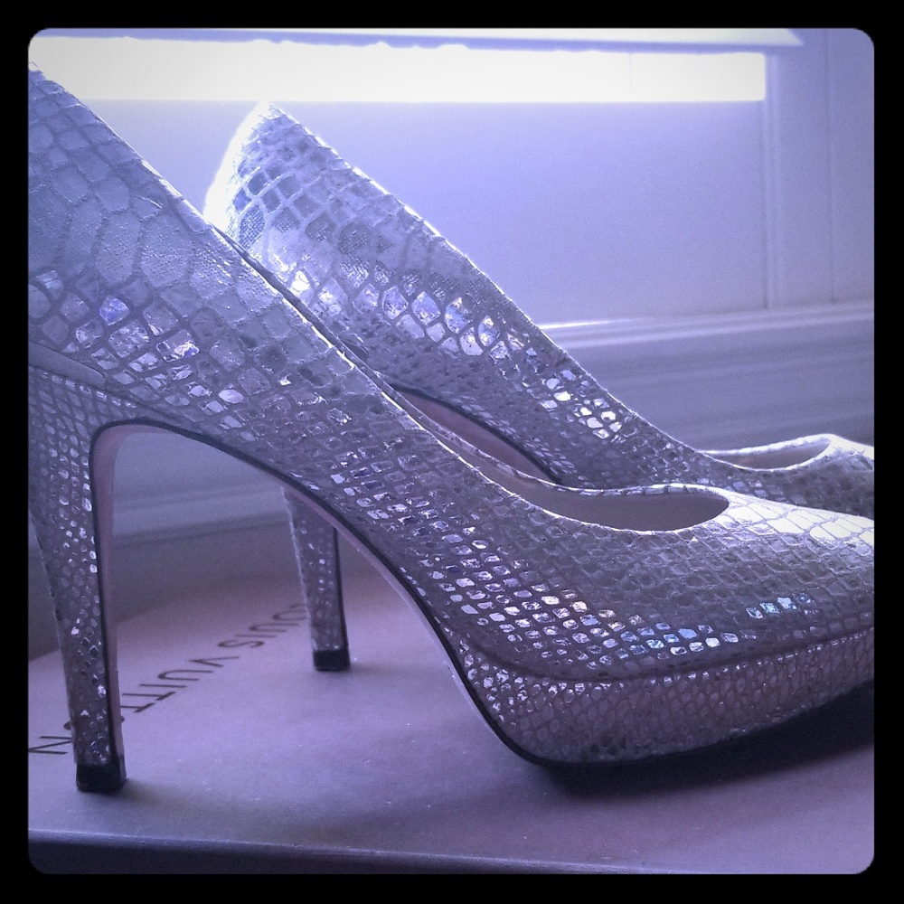 White House | Black Market size 8M Heels